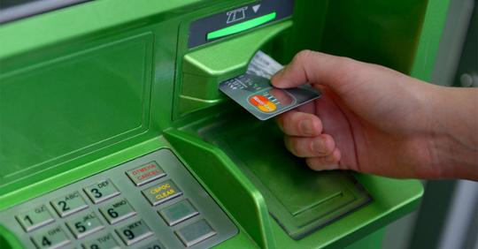 Почему я больше не помогаю снимать деньги в банкомате якобы не разбирающимся людям